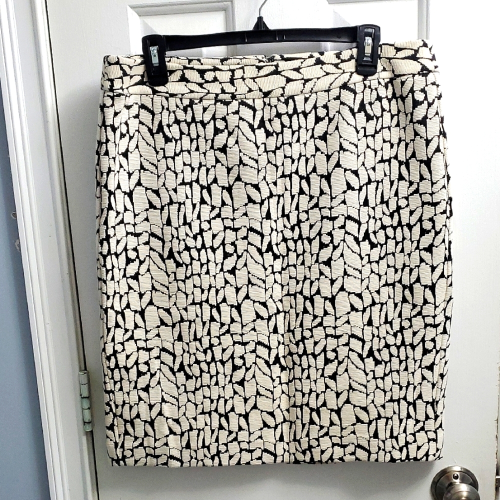 Ann Taylor Factory Black and Cream Sweater Skirt Size 10